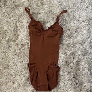 NEVER WORN SKIMS Rust Brown seamless sculpt Bodysuit